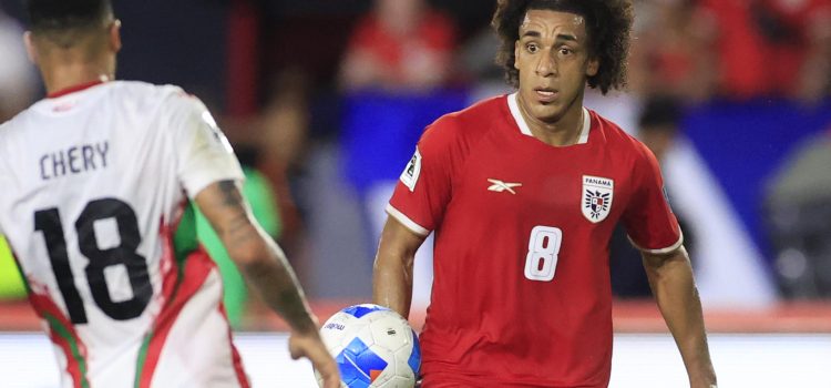 El centrocampista Adalberto 'Coco' Carrasquilla disputa un balón con el defensor surinamés Tjaronn Chery durante el partido de la cuarta jornada del Grupo A de las eliminatorias de la Concacaf para el Mundial de 2026 jugado este martes en el estadio Rommel Fernández Gutiérrez, de Ciudad de Panamá. EFE/ Bienvenido Velasco