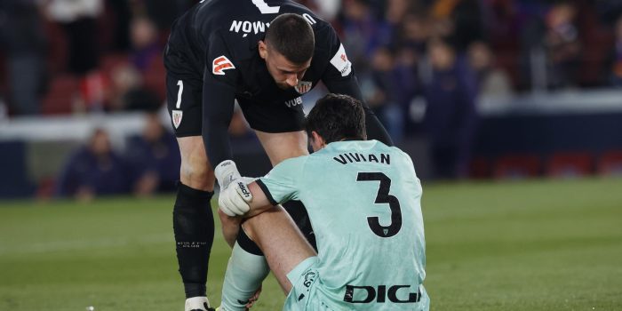 El portero del Athletic, Unai Simón (detrás) y su compañero Daniel Vivian durante el partido de LaLiga entre el Barcelona y el Athletic Club, en el Camp Nou. EFE/ Quique García
