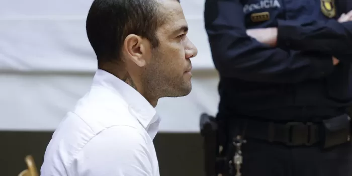 alt La Audiencia de Barcelona deja en libertad a Alves bajo fianza de un millón de euros