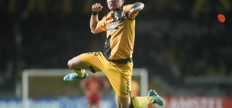 Cristián Zavala celebra uno de los goles de Coquimbo ante el Tolima en la Copa Libertadores, en el estadio Francisco Sánchez Rumoroso en Coquimbo (Chile). EFE/Hernán Contreras