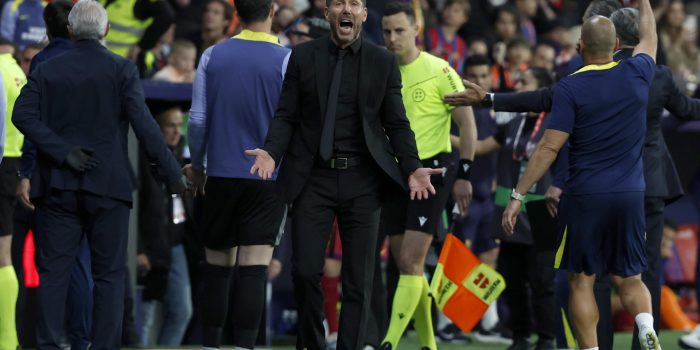 El entrenador del Atlético de Madrid, Diego Simeone, durante el partido de la jornada 30 de LaLiga EA Sports que Atlético de Madrid y FC Barcelona disputan este sábado, en el Estadio Riyadh Air Metropolitano de la capital española. EFE/ Chema Moya