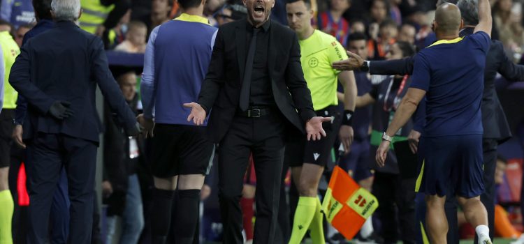 El entrenador del Atlético de Madrid, Diego Simeone, durante el partido de la jornada 30 de LaLiga EA Sports que Atlético de Madrid y FC Barcelona disputan este sábado, en el Estadio Riyadh Air Metropolitano de la capital española. EFE/ Chema Moya