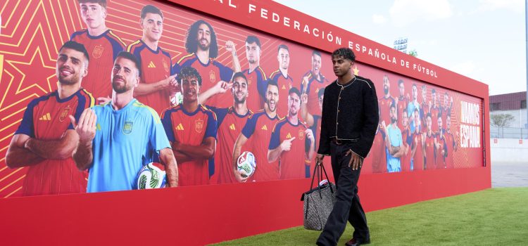 El jugador de la selección española de fútbol, Lamine Yamal, a su llegada el pasado 30 de mayo a la concentración del combinado español en la Ciudad del Fútbol de Las Rozas, en Madrid. EFE / Ángel Martínez / RFEF. *SÓLO USO EDITORIAL*