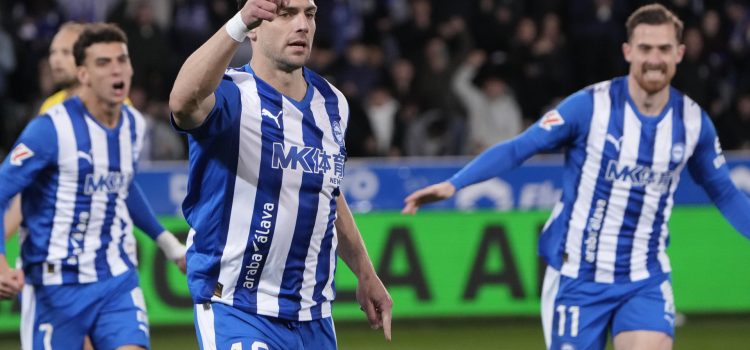 El delantero del Alavés Lucas Boyé celebra un gol durante el encuentro correspondiente a la jornada 25 de LaLiga EA Sports que disputan Alavés y Girona en el estadio de Mendizorroza, este lunes en Vitoria. EFE/ Adrián Ruiz Hierro