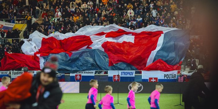 La bandera de Eslovaquia durante el partido contra Irlanda del Norte disputado en Kosice de fase de clasificación para el Mundial de 2026. EFE/EPA/ROBERT NEMETI