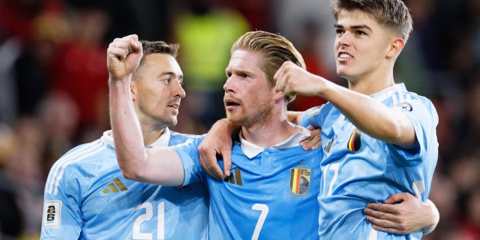 El belga Kevin De Bruyne celebra con sus compañeros se selección tras marcar en Cardiff en la fase de clasificación para el Mundial. EFE/EPA/DIMITRIS LEGAKIS