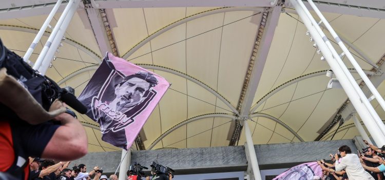 Aficionados del Inter Miami asisten al evento de inauguración del estadio Nu en Miami, Florida (EE.UU.). EFE/CRISTÓBAL HERRERA-ULASHKEVICH