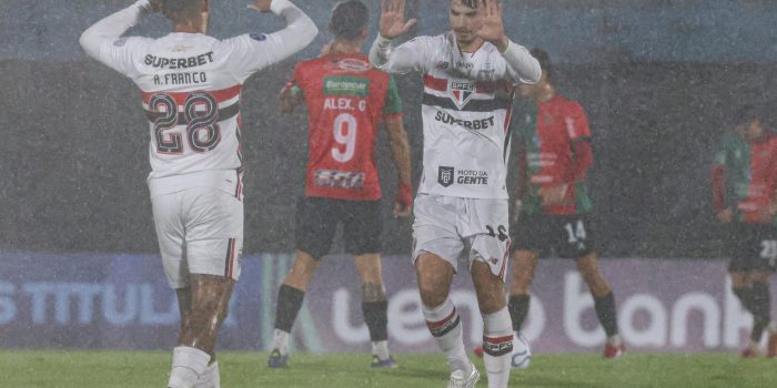 Jugadores de Sao Paulo celebran el gol del triunfo por 0-1 ante Boston River en un partido de la Copa Sudamericana jugado en el estadio Centenario en Montevideo. EFE/ Gastón Britos