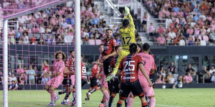 El guardameta del Atlas mexicano, el colombiano Camilo Vargas, sale al corte de un centro durante el partido de la Leagues Cup que Inter Miami ganó en Fort Lauderdale (Florida). EFE/EPA/CRISTOBAL HERRERA-ULASHKEVICH