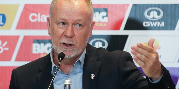 AME4549. LIMA (PERÚ), 16/03/2026.- El seleccionador de Perú Mano Menezes habla durante una rueda de prensa este lunes, en Lima (Perú). Menezes presentó su primera convocatoria para los amistosos contra Senegal y Honduras, donde resalta la ausencia de figuras como Paolo Guerrero, Gianluca Lapadula, Christian Cueva y Renato Tapia, mientras que la sorpresa es el llamado de jóvenes futbolistas como Jairo Vélez, Juan Pablo Goicoechea y Adrián Quiroz. EFE/ Paolo Aguilar