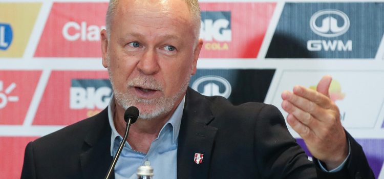 AME4549. LIMA (PERÚ), 16/03/2026.- El seleccionador de Perú Mano Menezes habla durante una rueda de prensa este lunes, en Lima (Perú). Menezes presentó su primera convocatoria para los amistosos contra Senegal y Honduras, donde resalta la ausencia de figuras como Paolo Guerrero, Gianluca Lapadula, Christian Cueva y Renato Tapia, mientras que la sorpresa es el llamado de jóvenes futbolistas como Jairo Vélez, Juan Pablo Goicoechea y Adrián Quiroz. EFE/ Paolo Aguilar