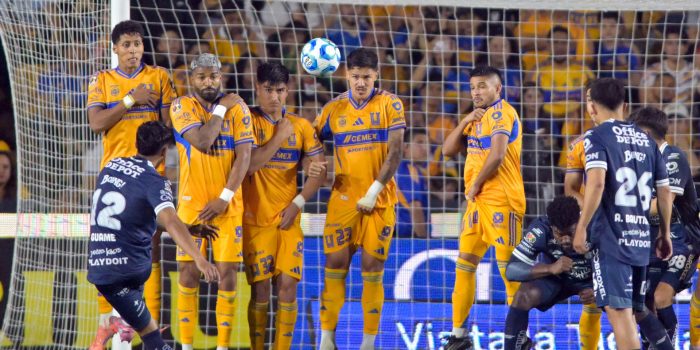 Brian García (i) de Pachuca cobra un tiro libre este viernes, en un partido de la jornada 7 del Torneo Clausura de la Liga MX entre Tigres UANL y Pachuca, en el Estadio Universitario en San Nicolás de los Garza (México). EFE/ Miguel Sierra