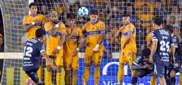 Brian García (i) de Pachuca cobra un tiro libre este viernes, en un partido de la jornada 7 del Torneo Clausura de la Liga MX entre Tigres UANL y Pachuca, en el Estadio Universitario en San Nicolás de los Garza (México). EFE/ Miguel Sierra