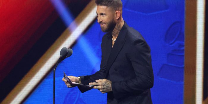 El futbolista español Sergio Ramos habla en la ceremonia de los Latin Grammy ayer jueves, en Las Vegas (Estados Unidos). EFE/ Octavio Guzmán