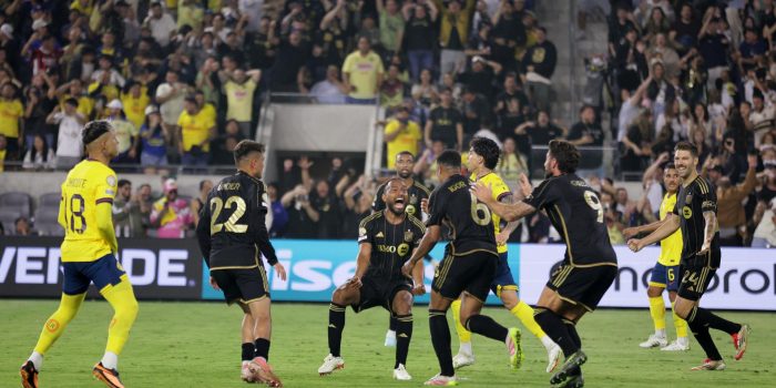 Los Angeles FC celebra después de que el centrocampista de su equipo Igor Jesus (C) marque un gol durante el partido de fútbol entre Los Angeles FC y Club América en el BMO Stadium de Los Ángeles, California, EE. UU. EFE/EPA/ALLISON DINNER