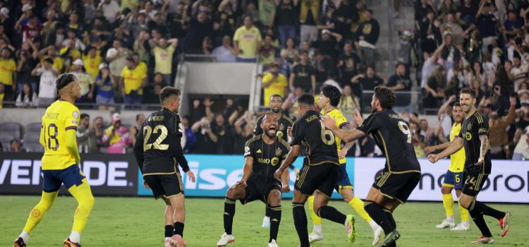 Los Angeles FC celebra después de que el centrocampista de su equipo Igor Jesus (C) marque un gol durante el partido de fútbol entre Los Angeles FC y Club América en el BMO Stadium de Los Ángeles, California, EE. UU. EFE/EPA/ALLISON DINNER