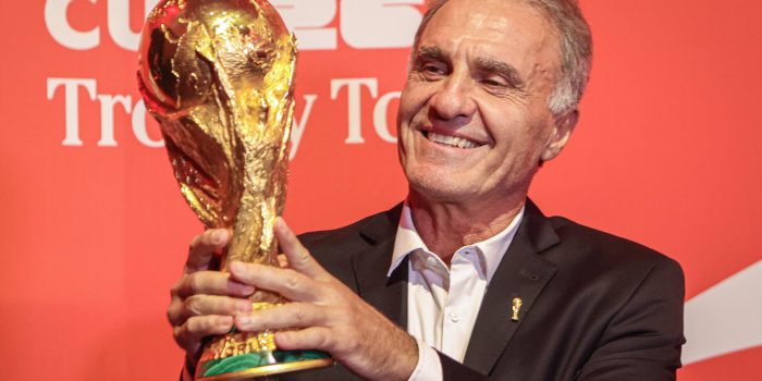 El argentino Oscar Ruggeri, campeón en 1986, observa el trofeo del Mundial de la FIFA este domingo en Montevideo (Uruguay). EFE/ Gastón Britos