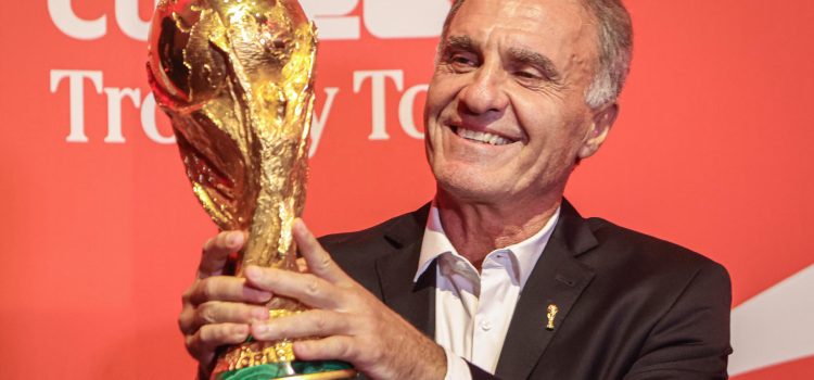 El argentino Oscar Ruggeri, campeón en 1986, observa el trofeo del Mundial de la FIFA este domingo en Montevideo (Uruguay). EFE/ Gastón Britos