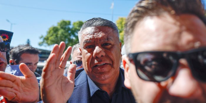 El presidente de la Asociación de Fútbol de Argentina (AFA), Claudio 'Chiqui' Tapia, llega para presentar una declaración indagatoria en Buenos Aires (Argentina). EFE/Juan Ignacio Roncoroni