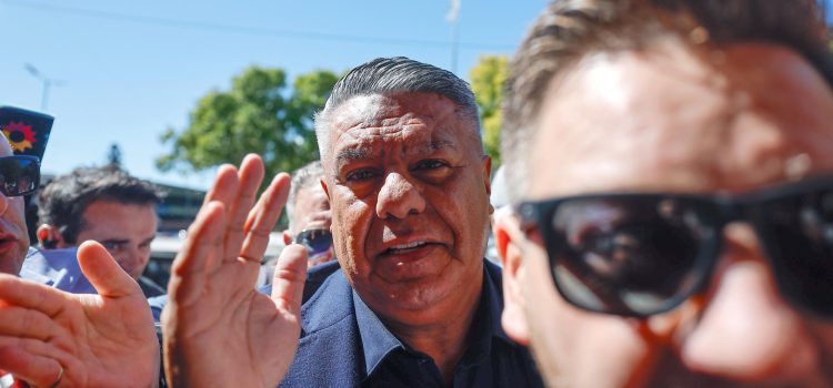 El presidente de la Asociación de Fútbol de Argentina (AFA), Claudio 'Chiqui' Tapia, llega para presentar una declaración indagatoria en Buenos Aires (Argentina). EFE/Juan Ignacio Roncoroni