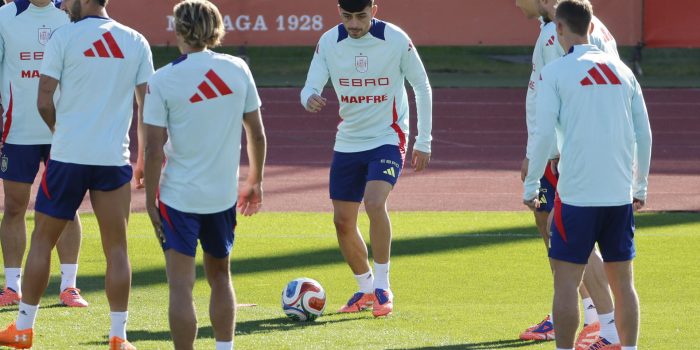 El centrocampista Pedri (c) durante un entrenamiento de la selección española en la Ciudad del Fútbol de Las Rozas, Madrid. EFE/ Mariscal