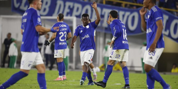 Jugadores de Millonarios celebran el gol de Carlos Darwin Quintero (c) que selló este miércoles el triunfo por 1-0 sobre Boston River en partido de la segunda jornada de la fase de grupos de Copa Sudamericana jugado en el estadio Nemesio Camacho El Campín de Bogotá. EFE/ Mauricio Dueñas Castañeda