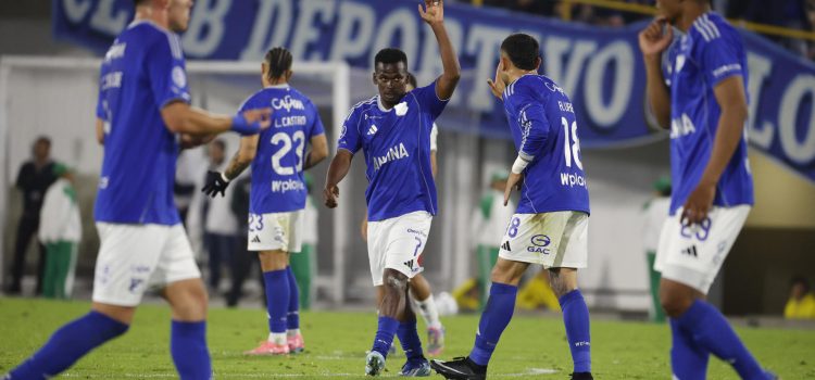 Jugadores de Millonarios celebran el gol de Carlos Darwin Quintero (c) que selló este miércoles el triunfo por 1-0 sobre Boston River en partido de la segunda jornada de la fase de grupos de Copa Sudamericana jugado en el estadio Nemesio Camacho El Campín de Bogotá. EFE/ Mauricio Dueñas Castañeda