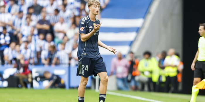 -El defensa del Real Madrid Dean Huijsen durante su expulsión en el partido de la jornada 4 de La Liga EA Sports este sábado en el estadio Municipal de Anoeta en San Sebastián.- EFE/ Juan Herrero
