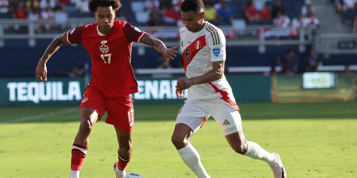 Imagen de archivo de Marcos López (d) con la camiseta de la selección peruana en un partido contra Canadá. EFE/EPA/WILLIAM PURNELL