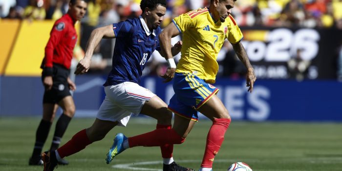 El francés Warren Zaire-Emery (I) en acción contra el colombiano Luis Díaz (D) durante el partido amistoso en Landover, Maryland, EE.UU. EFE/EPA/WILL OLIVER