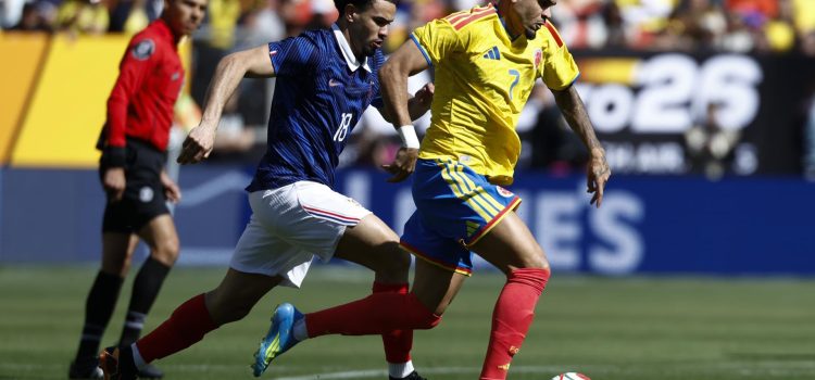 El francés Warren Zaire-Emery (I) en acción contra el colombiano Luis Díaz (D) durante el partido amistoso en Landover, Maryland, EE.UU. EFE/EPA/WILL OLIVER