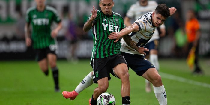 Daniel Pereira, (i) del Austin, lucha por el balón este viernes, en un partido de la Leagues Cup ante el mexicano Pumas en el estadio Q2 en Austin (EE.UU.). EFE/ Carlos Ramírez