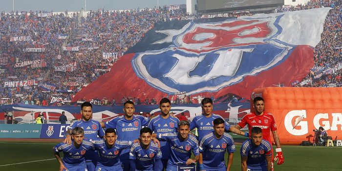Fotografía tomada el 14 de julio al once titular de Universidad de Chile antes de enfrentar en el Estadio Nacional de Santiago a Guaraní, equipo paraguayo que cayó por 5-0 y una semana después, el día 21 en Asunción ha quedado obligado a obrar un milagro, si quiere cambiar la historia adversa y clasificarse a los octavos de final de la Copa Sudamericana. EFE/ Elvis González