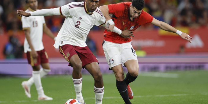 El defensa de la selección española, Cristhian Mosquera (i), protege el balón ante el jugador de Egipto, Emam Ashour, durante el encuentro amistoso que disputan este martes en el RCD Stadium, en Barcelona. EFE / Alberto Estevez.