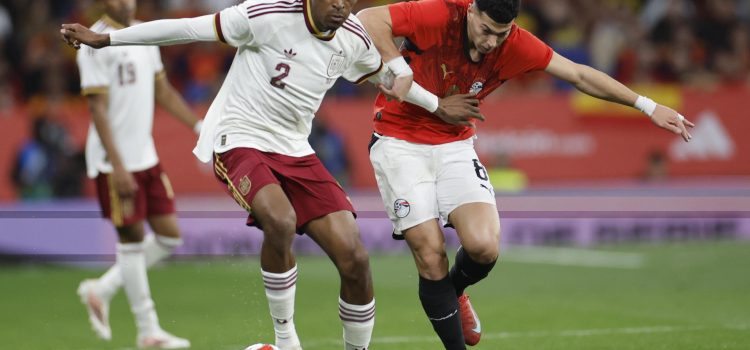 El defensa de la selección española, Cristhian Mosquera (i), protege el balón ante el jugador de Egipto, Emam Ashour, durante el encuentro amistoso que disputan este martes en el RCD Stadium, en Barcelona. EFE / Alberto Estevez.