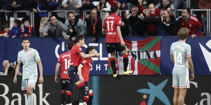 El delantero croata de Osasuna Ante Budimir (d) celebra con sus compañeros su gol, segundo del equipo navarro, durante el encuentro correspondiente a la jornada 36 de LaLiga EA Sports entre el Osasuna y el Atlético de Madrid este jueves en el Sadar, Pamplona. EFE/ Jesús Diges