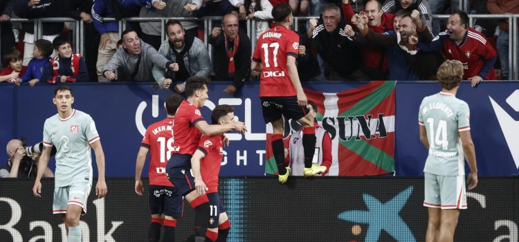 El delantero croata de Osasuna Ante Budimir (d) celebra con sus compañeros su gol, segundo del equipo navarro, durante el encuentro correspondiente a la jornada 36 de LaLiga EA Sports entre el Osasuna y el Atlético de Madrid este jueves en el Sadar, Pamplona. EFE/ Jesús Diges