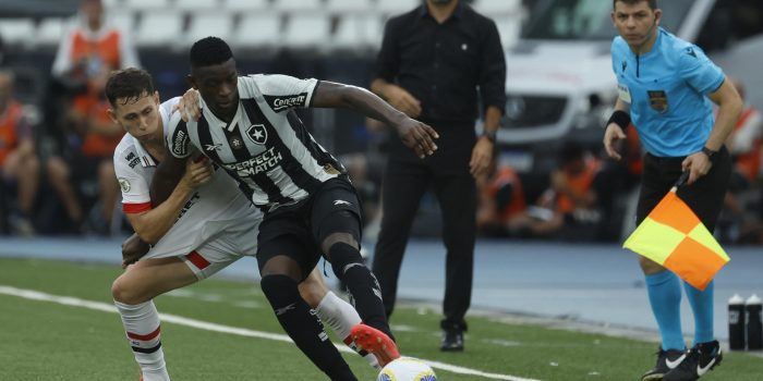 Patryck, de Sao Paulo, marca a Luiz Henrique (d), de Botafogo en el estadio Olímpico Nilton Santos, en Río de Janeiro. EFE/ Antonio Lacerda