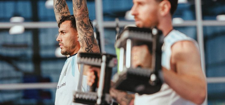 alt ¡A DEFENDER LA CORONA! argentinos Messi, Martínez y Álvarez retan al argelino Mahrez