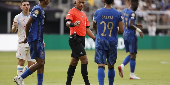 Fotografía de Shawn Thew, en la que puede verse en una imagen de archivo del 23 de junio de 2025 al árbitro Wilton Sampaio (c), durante un partido. EFE