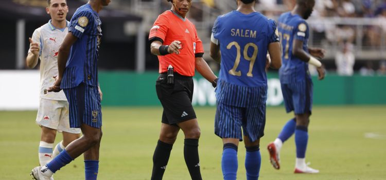Fotografía de Shawn Thew, en la que puede verse en una imagen de archivo del 23 de junio de 2025 al árbitro Wilton Sampaio (c), durante un partido. EFE