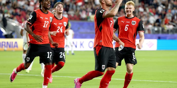 Marko Arnautovic (C) de Austria es celebrado por sus compañeros tras marcar el tercer gol de su equipo de penalti durante el partido de la fase de grupos de la Copa Mundial de la FIFA 2026 entre Austria y Jordania, en San Francisco, EE. UU. EFE/EPA/BENJAMIN FANJOY 
////////// 
SAN FRANCISCO (United States), 17/06/2026.- Marko Arnautovic (C) of Austria is celebrated by teammates after scoring his team's third goal from a penalty during the FIFA World Cup 2026 group stage match Austria against Jordan, in San Francisco, USA, 16 June 2026. (Jordania) EFE/EPA/BENJAMIN FANJOY