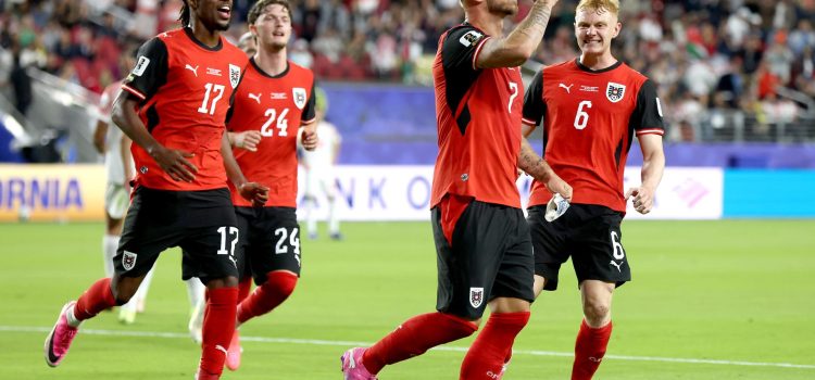 Marko Arnautovic (C) de Austria es celebrado por sus compañeros tras marcar el tercer gol de su equipo de penalti durante el partido de la fase de grupos de la Copa Mundial de la FIFA 2026 entre Austria y Jordania, en San Francisco, EE. UU. EFE/EPA/BENJAMIN FANJOY 
////////// 
SAN FRANCISCO (United States), 17/06/2026.- Marko Arnautovic (C) of Austria is celebrated by teammates after scoring his team's third goal from a penalty during the FIFA World Cup 2026 group stage match Austria against Jordan, in San Francisco, USA, 16 June 2026. (Jordania) EFE/EPA/BENJAMIN FANJOY