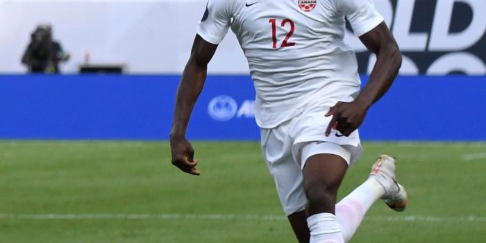Fotografía de archivo de Alphonso Davies, una de las figuras de la selección de Canadá que, pese estar en proceso de recuperación de una lesión ha sido incluido este viernes en la lista de 26 convocados por el entrenador Jesse Marsch para el Mundial que comenzará el 11 de junio. EFE/ Walter Gómez