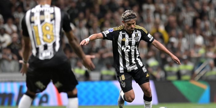 Gustavo Scarpa de Atlético Mineiro controla el balón en un partido de los cuartos de final de la Copa Sudamericana. EFE/ João Guilherme