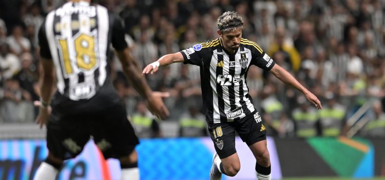 Gustavo Scarpa de Atlético Mineiro controla el balón en un partido de los cuartos de final de la Copa Sudamericana. EFE/ João Guilherme
