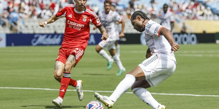 Kingsley Coman, del Bayern Múnich (d), en acción contra Angel Di María, del Benfica (i), durante el partido por la Copa Mundial de Clubes de la FIFA 2025 en Charlotte, Carolina del Norte (EE.UU.). EFE/ERIK S. LESSER