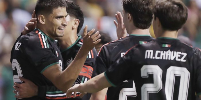 Jugadores de México celebran un gol este viernes durante un partido amistoso ante Ghana en el estadio Cuauhtémoc, en Puebla (México). EFE/ Hilda Ríos