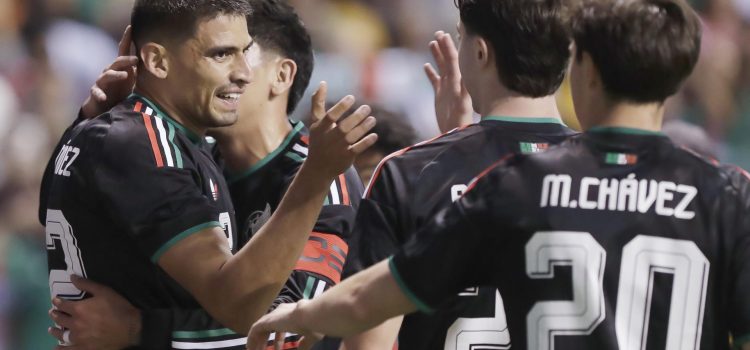 Jugadores de México celebran un gol este viernes durante un partido amistoso ante Ghana en el estadio Cuauhtémoc, en Puebla (México). EFE/ Hilda Ríos