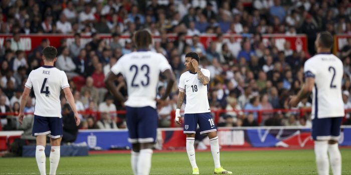 Los jugadores de Inglaterra lamentan el 1-2 en contra durante el partido amistoso que han jugado Snegal e Inglaterra en Nottingham, Reino Unido. EFE/EPA/ADAM VAUGHAN